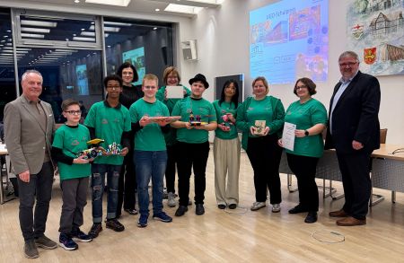 Platz zwei geht in diesem Jahr an die Mastbruchschule, an der Schülerinnen und Schüler für ein Lego-Forschungslabor geehrt werden. © Kreis Paderborn, Petra Kotthoff